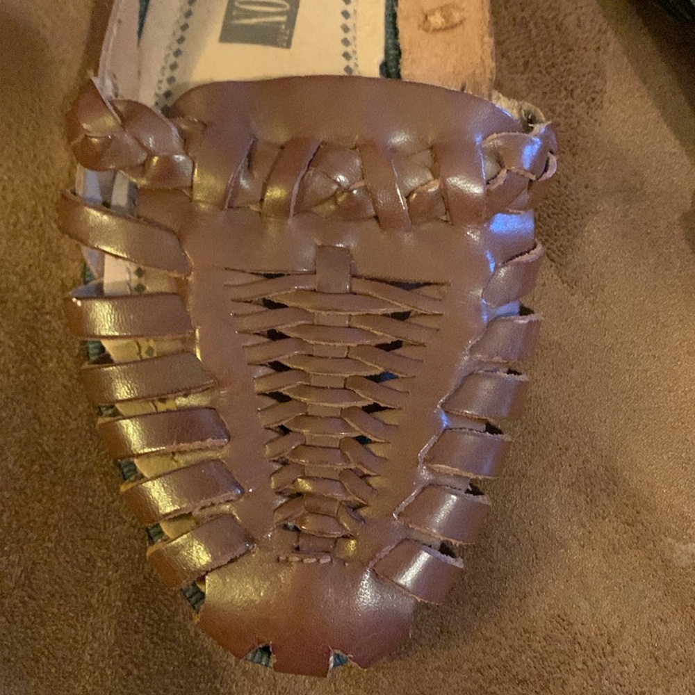 The Leather Connection 7102/398 women’s size 7 huarache  leather shoes.